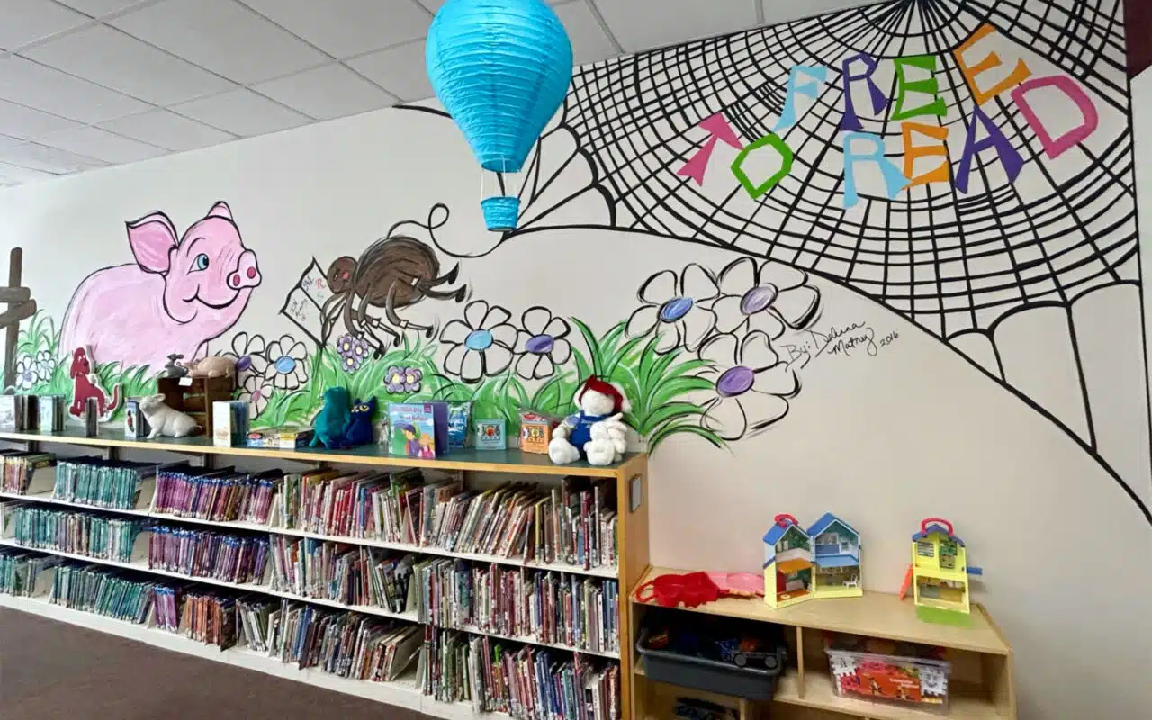 Charlotte's Web mural at McCreary County Public Library